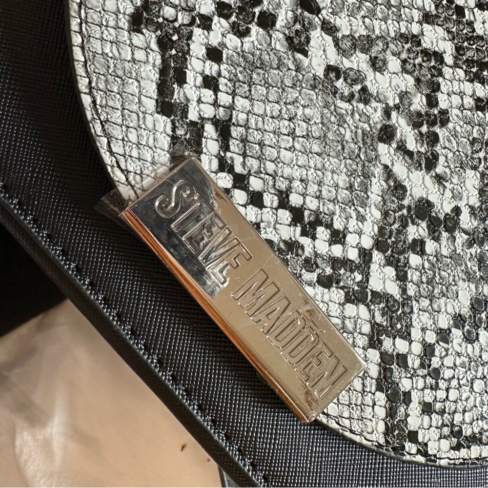 Small Steve Madden Purse - Picture 4 of 6